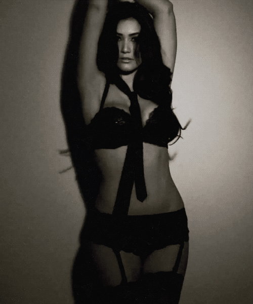 Sexy Celebrity in Lingerie: A Steamy Scene! picture 1 of 1