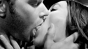 Kissing the lips of a woman'