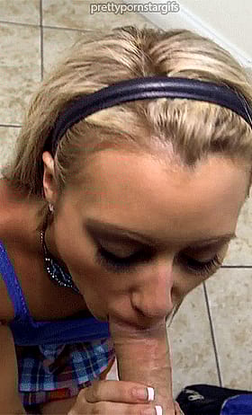 Blonde Teen Giving Amateur Blowjob'