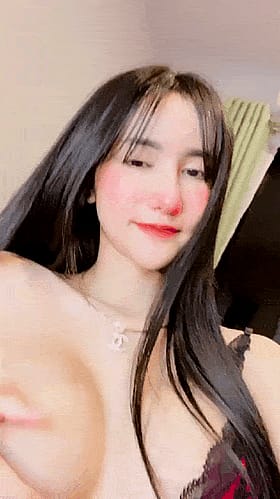 Babes with Big Tits Take Selfies: A Selfshot of a Hot Chick'