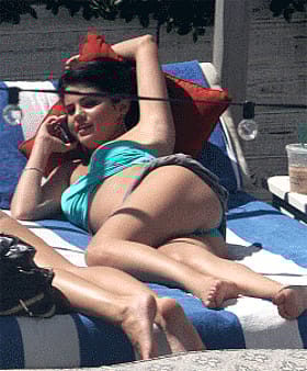 Babes on the Beach: A Sizzling Summer Scene'