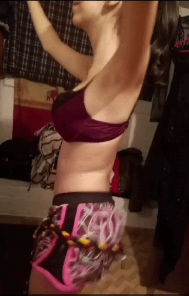 Arab Teen Dance Erotic: Muslim Girl Shaking Her Booty picture 1 of 1