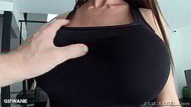 Big Tits Babe Gets Handled'