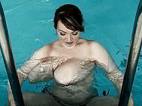 Big Boobs Babe in the Pool: A Sizzling Sensual Experience'