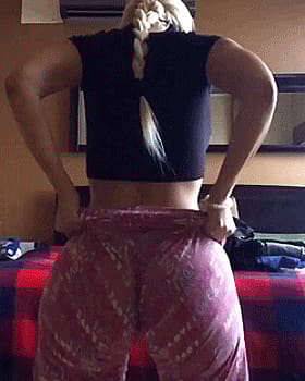 Blonde Leggings Shaking Ass'