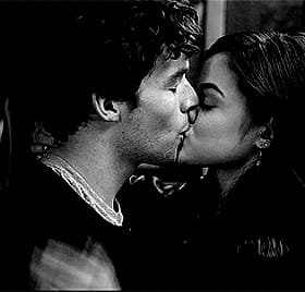 Sexy Gif Com: Hot Chick Kissing Guy'