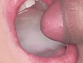 Brunette Cumshots: Noe White's Slick, Juicy Pussy'