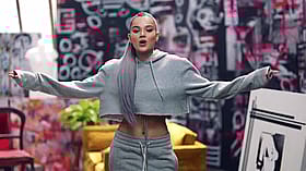 Belly Button Babe: Celebrity Non-Nude'