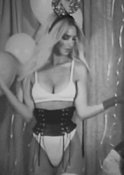 Emily Ratajkowski's Sultry Celebrity Photoshoot picture 1 of 1