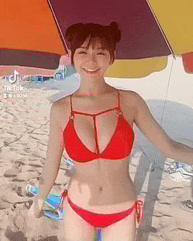 Bikini Babe's Sizzling Dance: A Sultry Performance!'