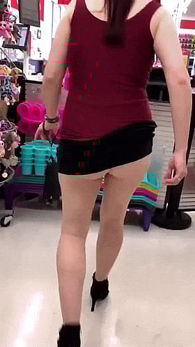 Amateur Ass Showing in Store'