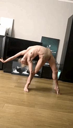 Flexible Nude Dancing Chick with Little Boobs'