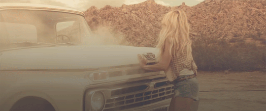 Carrie Underwood's Sexy Jeans Shorts: A Celebrity's Non-Nude Erotic Adventure picture 1 of 1