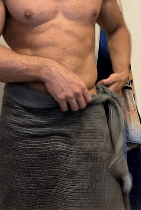 Amateur Muscle Abs Exposed: Penis Revealed'