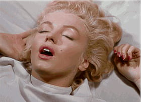 Marilyn Monroe's Sexy Sleeping Pose: A Hollywood Legend's Sultry Moment'