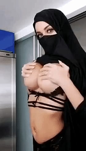 Amateur Big Tits Show: Get Your Fill of Juicy Boobs!'