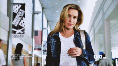 Blonde Celebrity Babes: Piper Perabo's Sexy Walk picture 1 of 1