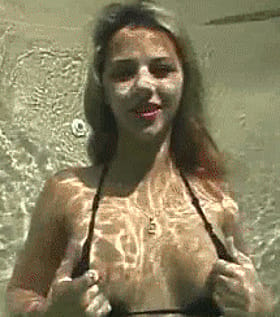 Blonde Celebrity Girlfriend Goes Underwater in Bikini'