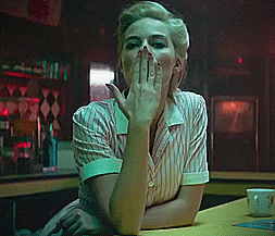 Blonde Celebrity Kiss: Margot Robbie in The Terminal picture 1 of 1