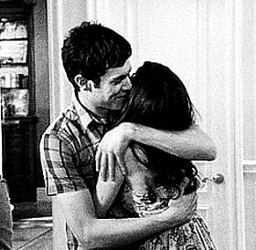 Sexy Gif Com: Two People Kissing in a House'